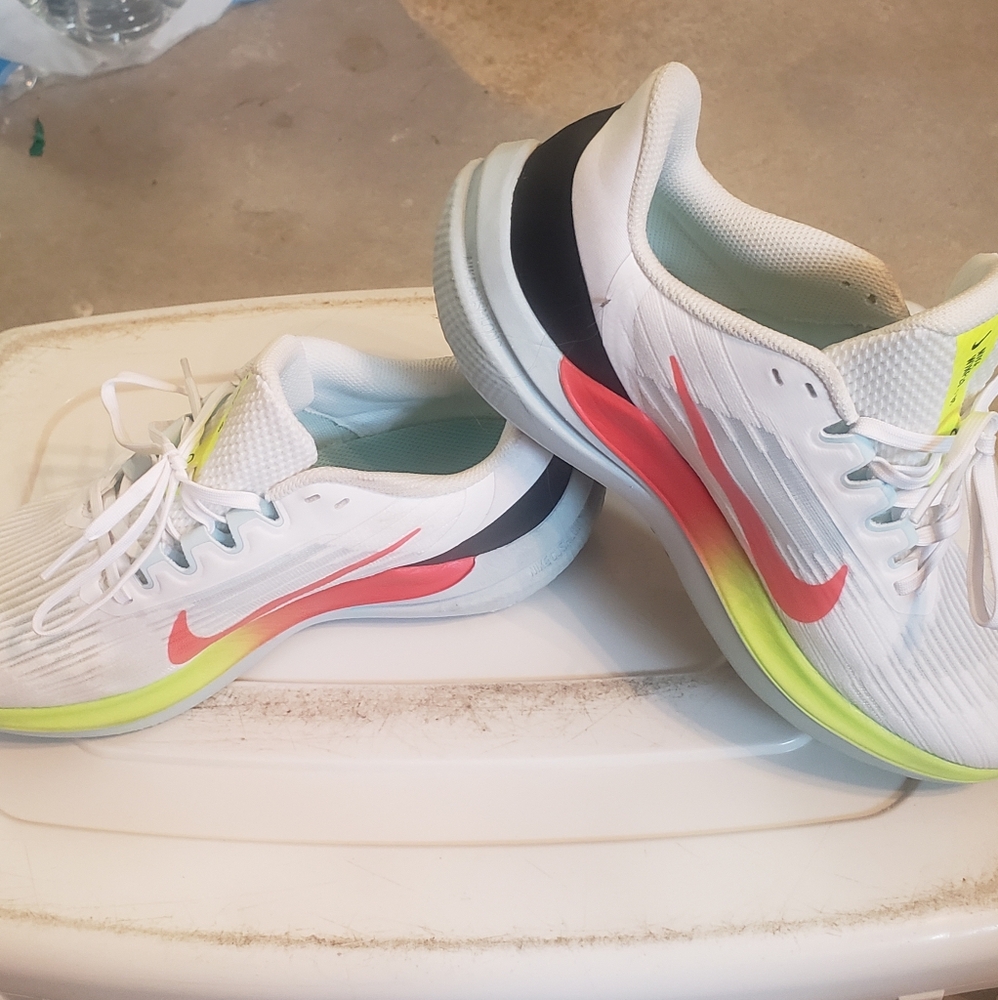 Womens Nike tennis shoe size 9